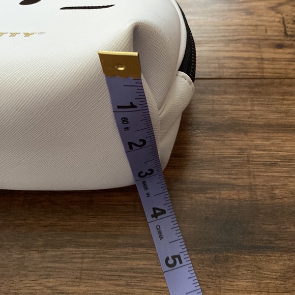 Crème Shop x Hello Kitty Travel Case - Picture 4 of 9